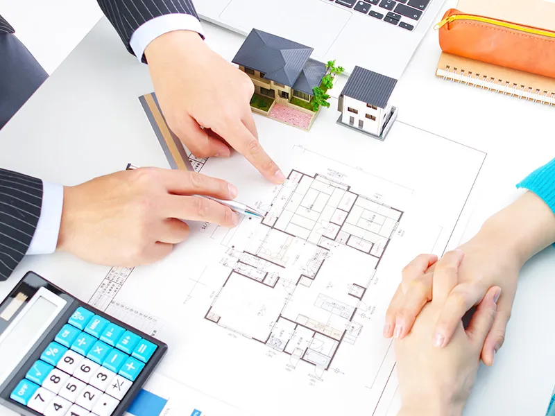 図面を確認するスタッフ