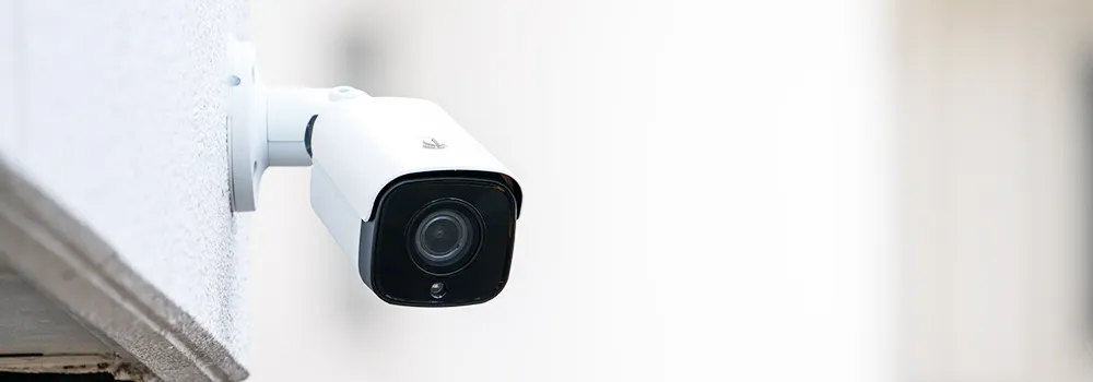 住宅に設置された防犯カメラ