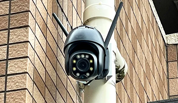 防犯カメラの雨樋への取り付け例