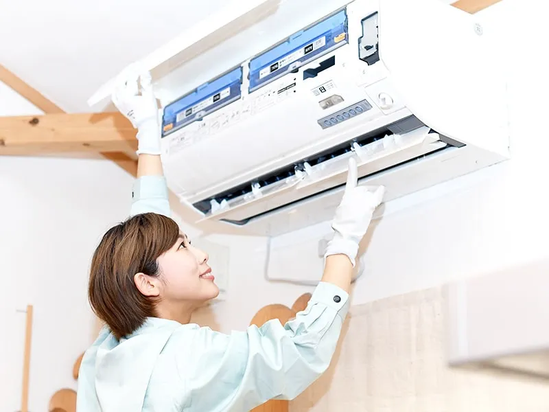 エアコンをメンテナンスするスタッフ