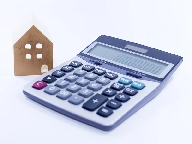 家の模型と電卓