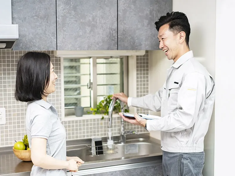 水回りのリフォームを説明するスタッフ