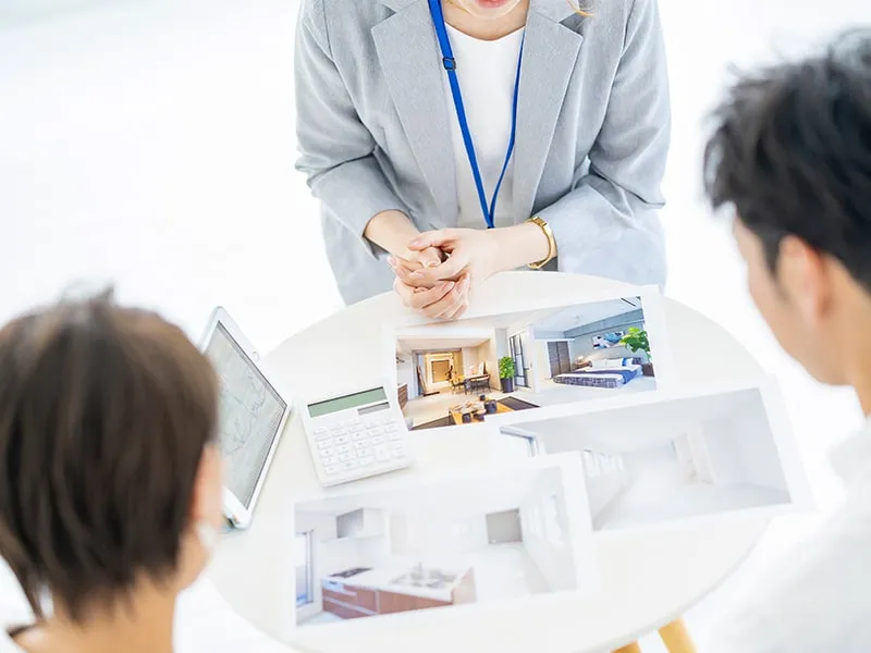 リフォームの施工例を紹介するアドバイザー