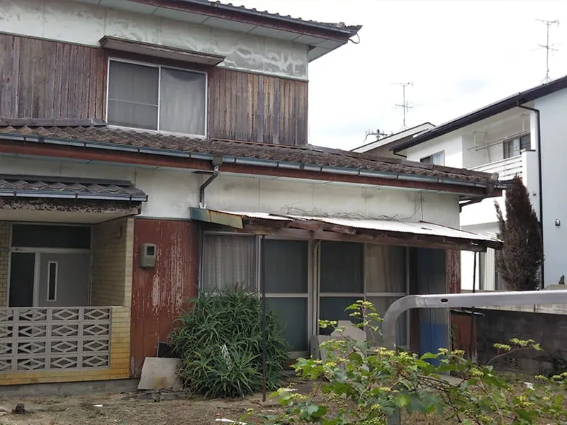 住宅街に残された空き家