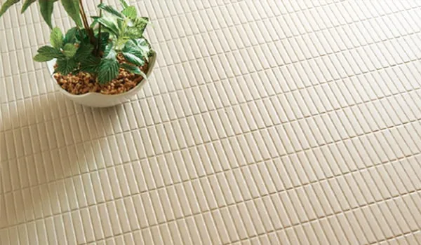 転倒防止の対策がとられたバスルームの床