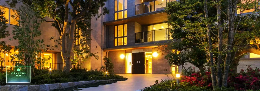 ライトアップされた夜のグランドマストの外観写真