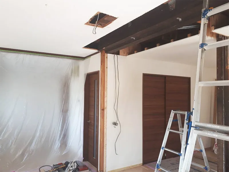 断熱リフォーム中のリビング