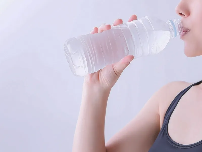 ミネラルウォーターを飲む女性