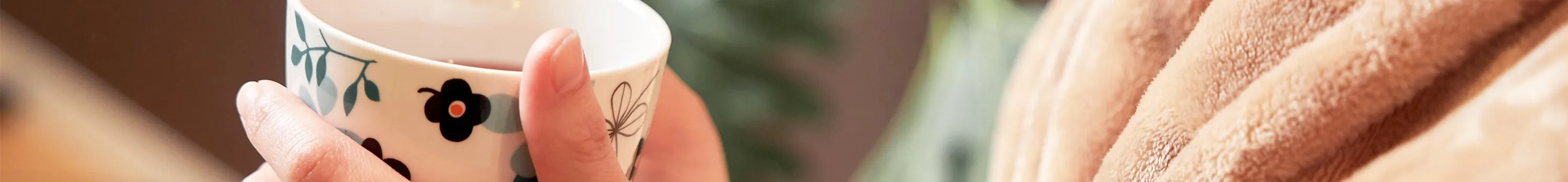 就寝前にお茶を飲む女性