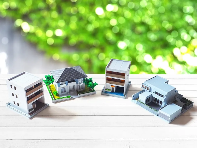 テーブルに置かれた住宅の模型