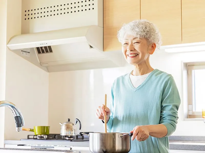 自宅で料理をするシニア世代