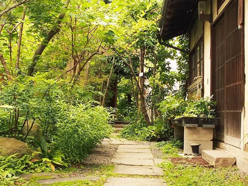 庭が整えられた歴史ある住宅