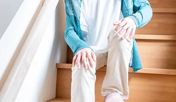 階段の上り下りがつらい高齢者