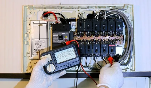 電気工事の作業風景