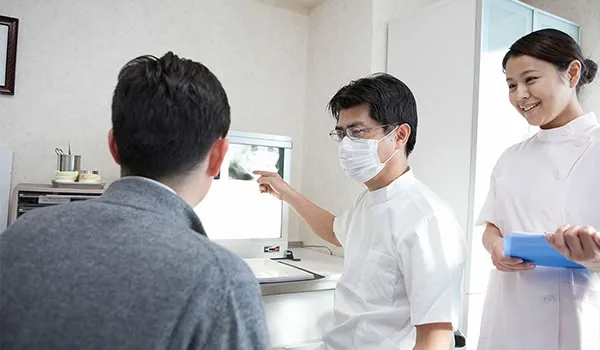 医師の診断をうける男性