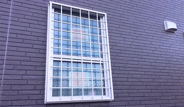 面格子をとりつけた窓