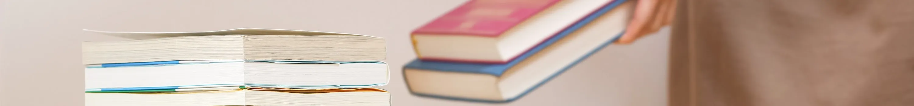 本を片付ける女性