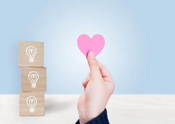 電球とハートのイメージ写真