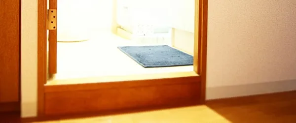 段差がある狭い廊下