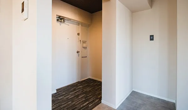 リノベーションにより狭さが改善された玄関