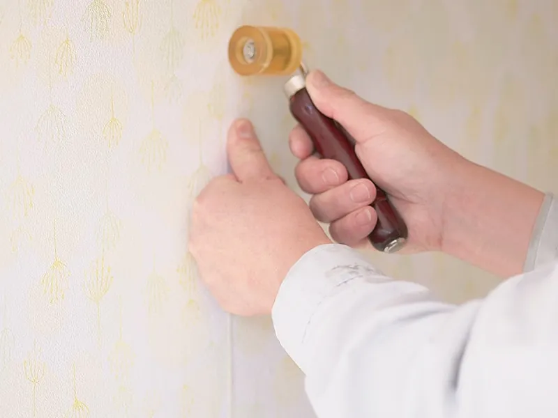 壁紙を貼りかえる作業
