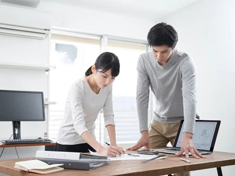 設計図を作成しているデザイナー