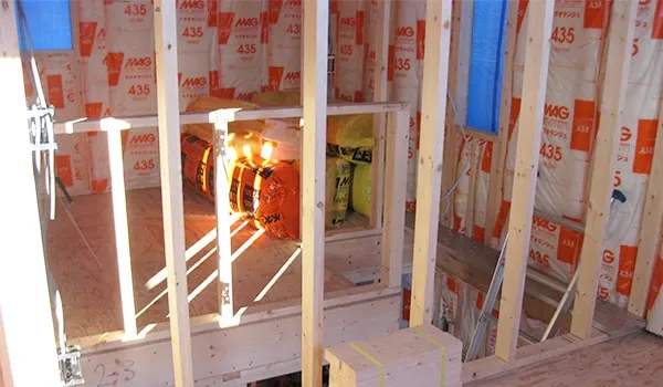 壁内に敷き詰められた断熱材