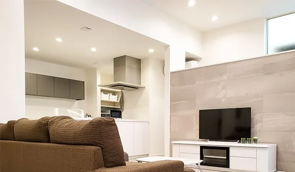 天井の高いリビングルーム