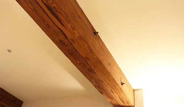 古い柱をデザインに活かした住宅