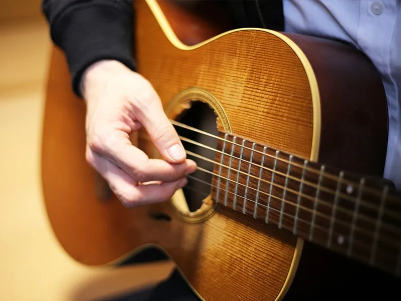 ギターを弾く人