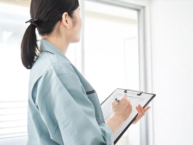 住宅設備の点検をする女性