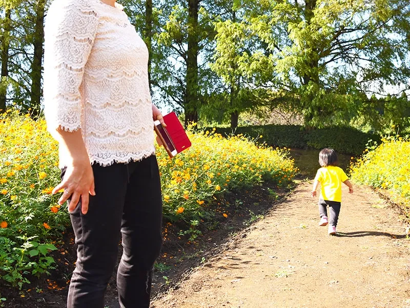 公園で遊ぶ孫と祖母