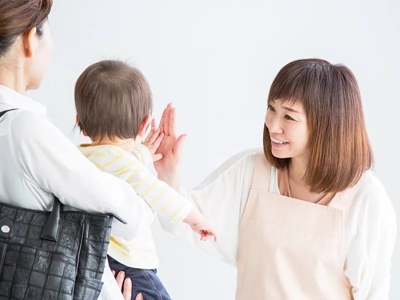 子供を祖母に預ける母親