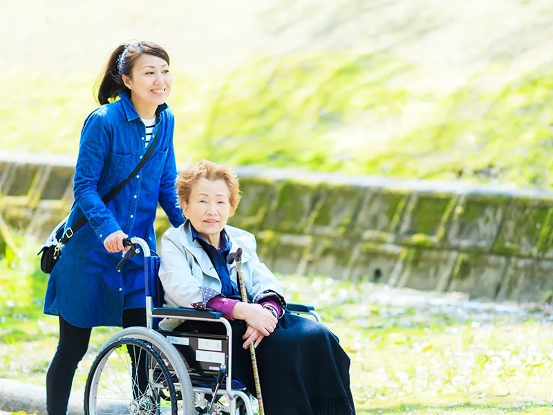 母親の介護をする娘