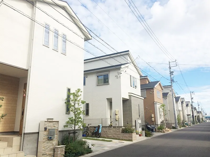 奇麗に並ぶ建売住宅