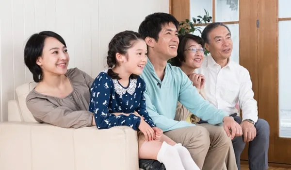 二世帯住宅のリビングに集まる一家